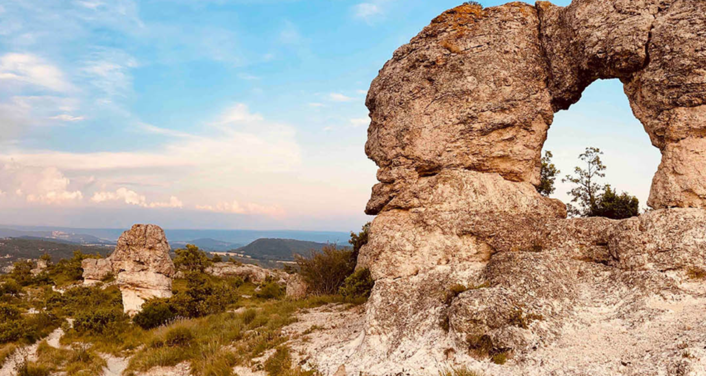 Des paysages arides, des roches torturées, des champs de lavande, des villages perchés : le Trail de Haute Provence 2022 vous attend. © THP