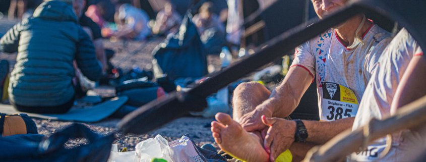 Le Marathon des Sables, royaume des ampoules. Les 1000 concurrents pourraient à eux seuls éclairer le désert avec leurs ampoules. © CIMBALY / MDS 2022 / Marta Bacardit@Marta_Bacardit-5