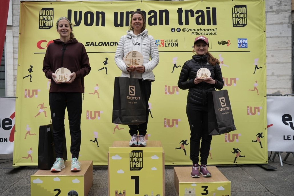Plus de 7000 coureurs ont participé dimanche à la 15ème édition du Lyon Urban Trail, qui proposait 4 formats de course (de 8 à 37 kilomètres) empruntant des parcours tout en montées et descentes dans les escaliers des collines de Fourvière et de la Croix-Rousse. Sans surprise, les deux grands favoris de la course, Sébastien Spehler chez les hommes et la championne du monde Blandine L'Hirondel chez les femmes, se sont imposés sur la distance reine, records à la clé.

Résultat Lyon Urban Trail : Blandine L'Hirondel en mode revanche

Elle avait encore en travers de la gorge son championnat de France raté pour cause de poussée de fièvre la nuit avant le départ. Présente à Lyon pour un colloque sur le sport féminin samedi 25 mars, la championne du monde de trail, troisième des championnats de France de cross il y a deux semaines, a donc profité de l'occasion pour participer à son premier trail en milieu urbain. Et pour se tirer la bourre avec sa partenaire en équipe de France, médaillée d'or par équipe aux Mondiaux 2022 en Thaïlande, la Lyonnaise Marion Delespierre.

Partie en tête dès le début de la course, Blandine L'Hirondel a imprimé un rythme soutenu et a fait cavalier seul. Elle s'impose en 3h 01mn 12s, battant le record de l'épreuve, datant de 2022, de près de 8 minutes. Un chrono qui la place au 8e rang au classement général. Elle devance Marion Delespierre, qui prépare comme elle les prochains Mondiaux d'Innsbruck (6 au 10 juin), de 8 minutes (3h 9mn 6s). Diana Ballet prend la troisième place, avec plus de 20 minutes de retard sur les 2 championnes (3h 29mn 26s).

Satisfaite de cette première expérience sur le Lyon Urban Trail, Blandine L'Hirondel savourait cette victoire : « C'est ma petite revanche sur les championnats de France, auxquels je n'ai pas pu participer parce qu'un virus m'a clouée au lit. C'est la première fois que je fais un Urban Trail et c'est pas si simple que ça, c'est assez musculeux. Les escaliers, j'ai pas trop l'habitude, mais c'est un très bon entraînement. Félicitations à l'organisation et aux bénévoles, ça ne doit pas être simple de mettre tout ça en place. Il y avait beaucoup de personnes pour indiquer le chemin, et c'était nécessaire, heureusement qu'ils étaient là. »

Résultat Lyon Urban Trail : la passe de 3 pour Sébastien Spehler


Chez les hommes, l’Alsacien Sébastien Spehler était donné archi favori, lui qui s'était déjà imposé 2 fois sur ce parcours qu'il apprécie particulièrement pour sa vitesse. Le champion n'avait pas inscrit le Lyon Urban Trail à son programme, mais il l'a ajouté au dernier moment après son abandon la semaine dernière à l'Ecotrail de Paris pour cause d'état grippal. Une sorte de revanche, là aussi, comme Blandine L'Hirondel. 

9 ans après sa première victoire (2014), et 6 ans après sa dernière (2017), Sébastien Spehler s'est imposé en 2h 34mn 57s. Aux avant-postes dès les premiers kilomètres, il a maîtrisé ses adversaires et devance Jean Thibault, 2e, d'un peu plus de 6 minutes (2h 41mn 6s). Le troisième, Melvyn Bracon, termine à un peu plus de 7 minutes (2h 42mn 15s). Spehler en profite pour battre le record de l'an dernier. En 2022, il avait fallu 4 minutes de plus à Fabien Carron, arrivé 4e cette année, pour boucler le parcours.

Ravi de sa performance, Sébastien Spehler a déclaré : « C'est une fierté pour moi d'avoir gagné, 9 ans après ma première victoire. J'ai géré dans les montées, bien relancé quand il fallait, c'était chouette, tout ce que j'aime ici. »

Lyon Urban Trail : les résultats des autres courses

Sur le 25 km, victoire Joachim Valentin, qui s’est imposé en 1h 53mn 8s. Il devance Arthur Traub d'environ 6 minutes. Bruno Rousset prend la 3e place, moins de 20 secondes après Traub. Chez les femmes, victoire « à la maison » de la Lyonnaise Juliette Kuntz en 2h 24mn 44s. Elle devance Nathalie Nebout d'à peine 2 minutes. Prunelle Chatonnet prend la 3e place, 5 secondes après Nebout.

Course serrée sur le 14 kilomètres, et superbe victoire au scratch de Gaëlle Le Maréchal en 1h 5mn 3s. Elle s'impose devant le 1er homme, Victorien Duval, qui termine en 1h 5mn 15s. Il devance d'à peine 15 secondes devant Paul Le Roch. Mael Baron termine 3e masculin, à peine une minute plus tard. Pour le podium féminin, il est complété par Solène Du Repaire, qui termine plus de 12 minutes après la gagnante, et Claire Hugla, 15 minutes plus tard.

Lyon Urban trail podium féminin