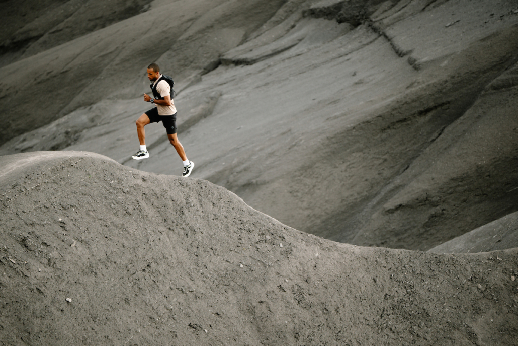 Courir en montée. Photo Scott